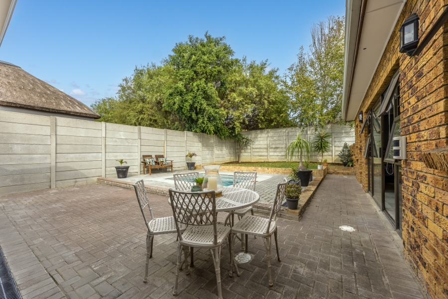 4 Bedroom Property for Sale in Uitzicht Western Cape